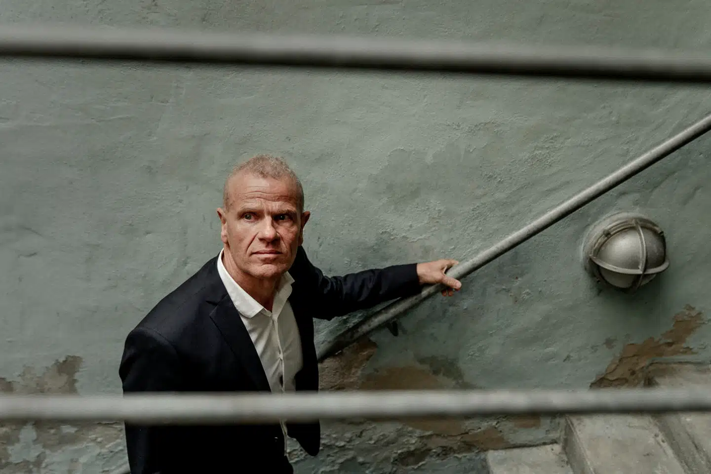 Den suspenderede chef for Forsvarets Efterretningstjeneste Lars Findsen har en teori om sin knibe.