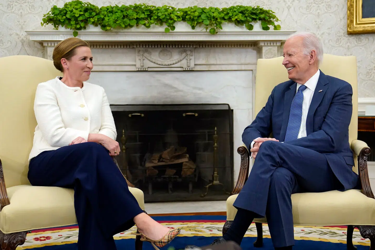 Statsminister Mette Frederiksen (S) kom helt ind i magtens hjerte, da hun besøgte USAs præsident, Joe Biden, i Det Ovale Kontor 5. juni. Men det var ikke ensbetydende med at få Bidens NATO-støtte. Foto: Susan Walsh/AP/Ritzau Scanpix