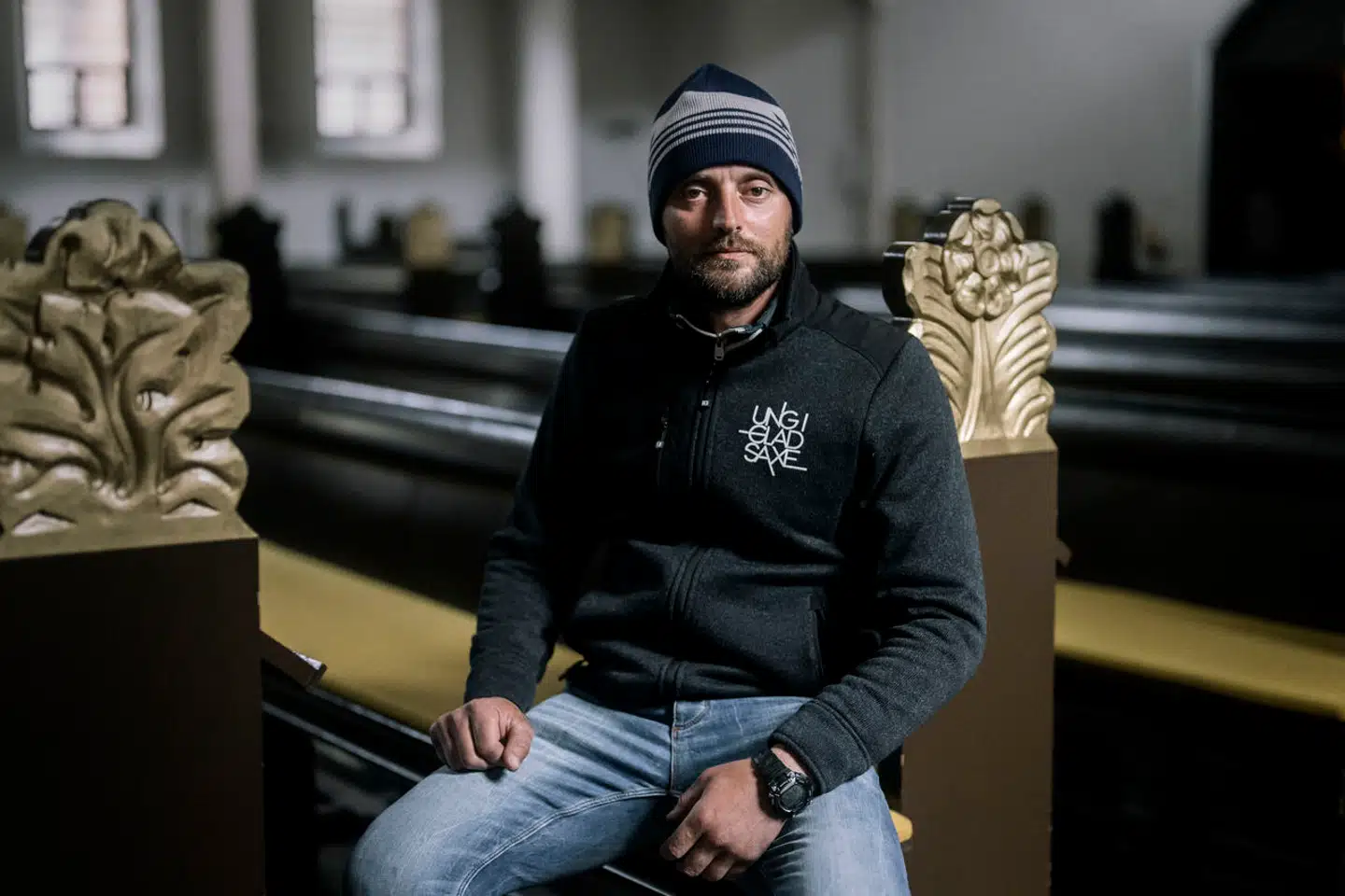 I Mariakirkens natherberg på Vesterbro fandt 35-årige Marius Epure-Georoceanu sig hurtigt en fast liggeplads mellem to kirkebænke. Her er han fotograferet på en af bænkene.