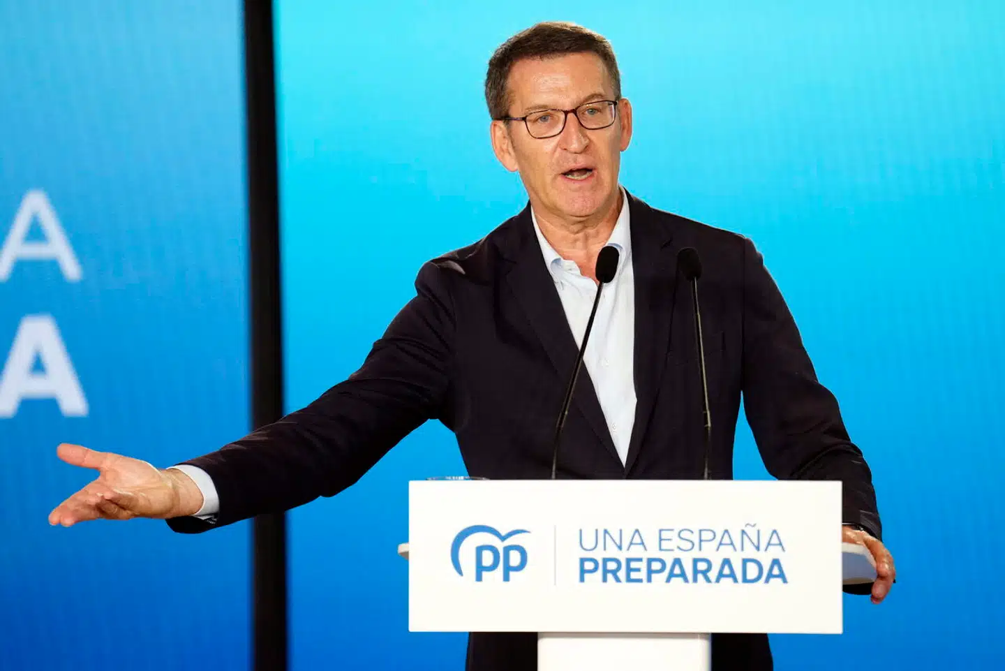 Den konservative leder, Alberto Núñez Feijóo, prøver at finde en grimasse, der kan passe. Han er favorit til at vinde det spanske parlamentsvalg 23. juli, men han vil formentlig kun kunne danne regering med støtte fra højrenationale Vox, der har helt andre ideer end Feijóo.