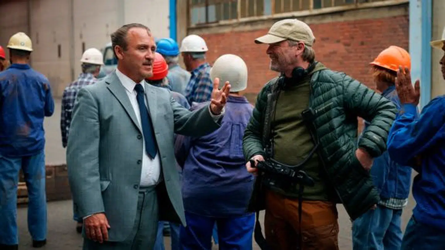 Lars Ranthe som Anker Jørgensen sammen med instruktør Bo Tengberg under optagelserne til »Anker«.