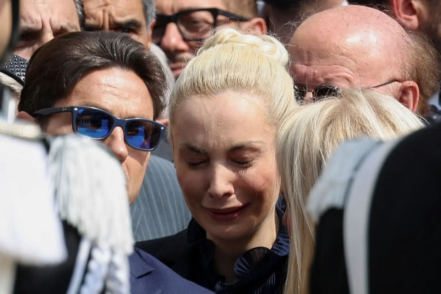 Silvio Berlusconis 33-årige partner, Marta Fascina – her fotograferet under statsbegravelsen 14. juni – bliver boede, selvom dele af Villa San Martino nu omdannes til mindecenter. Men der er god plads til både besøgende og den ekstremt diskrete enke i den enorme ejendom.