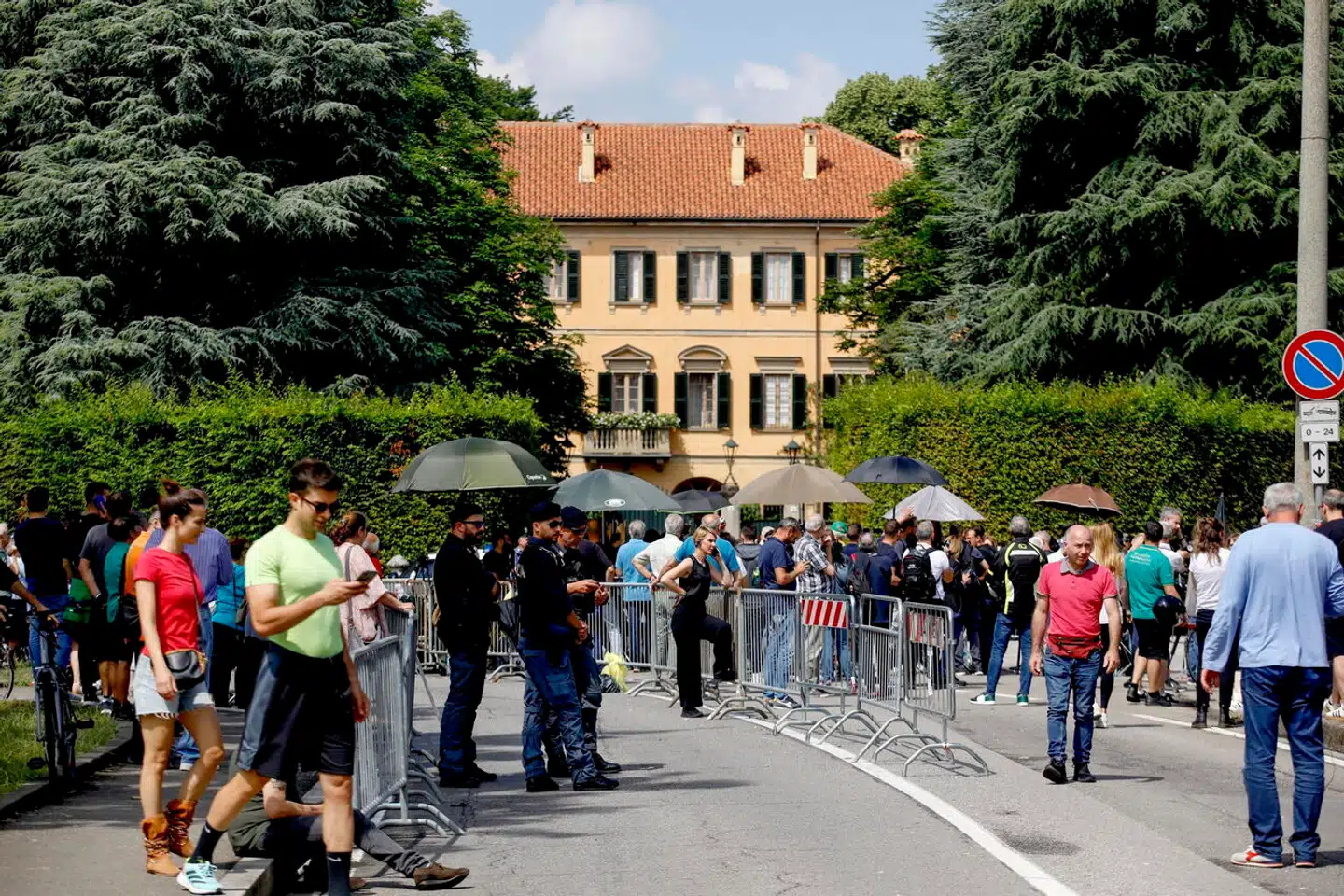 Sørgende borgere og mediefolk venter uden for Villa San Martino forud for begravelsen af Silvio Berlusconi.