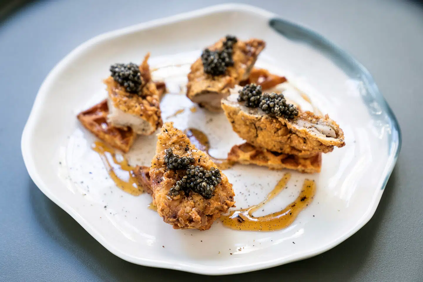 Fried Chicken med vaffel, vaniljesirup og caviar.