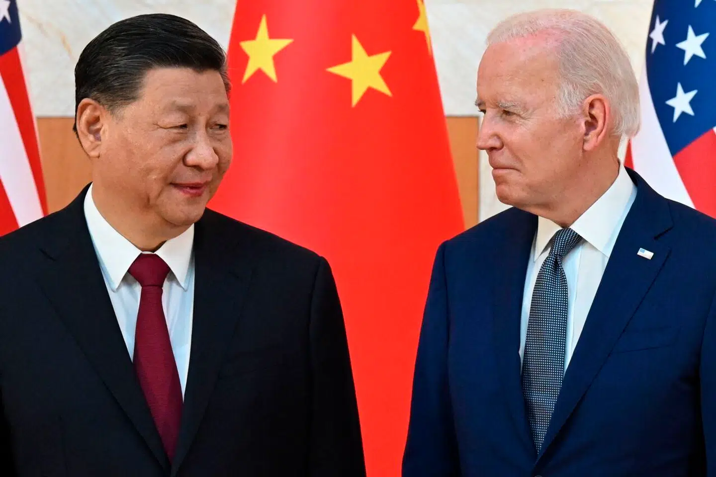 USAs præsident, Joe Biden, og hans kinesiske kollega, Xi Jinping, står midt i en voksende konflikt. Men det dur ikke blot at sætte hårdt mod hårdt, lyder det fra en amerikansk ekspert på området. Her er de to ledere fotograferet til topmøde i Bali, Indonesien, i november 2022.