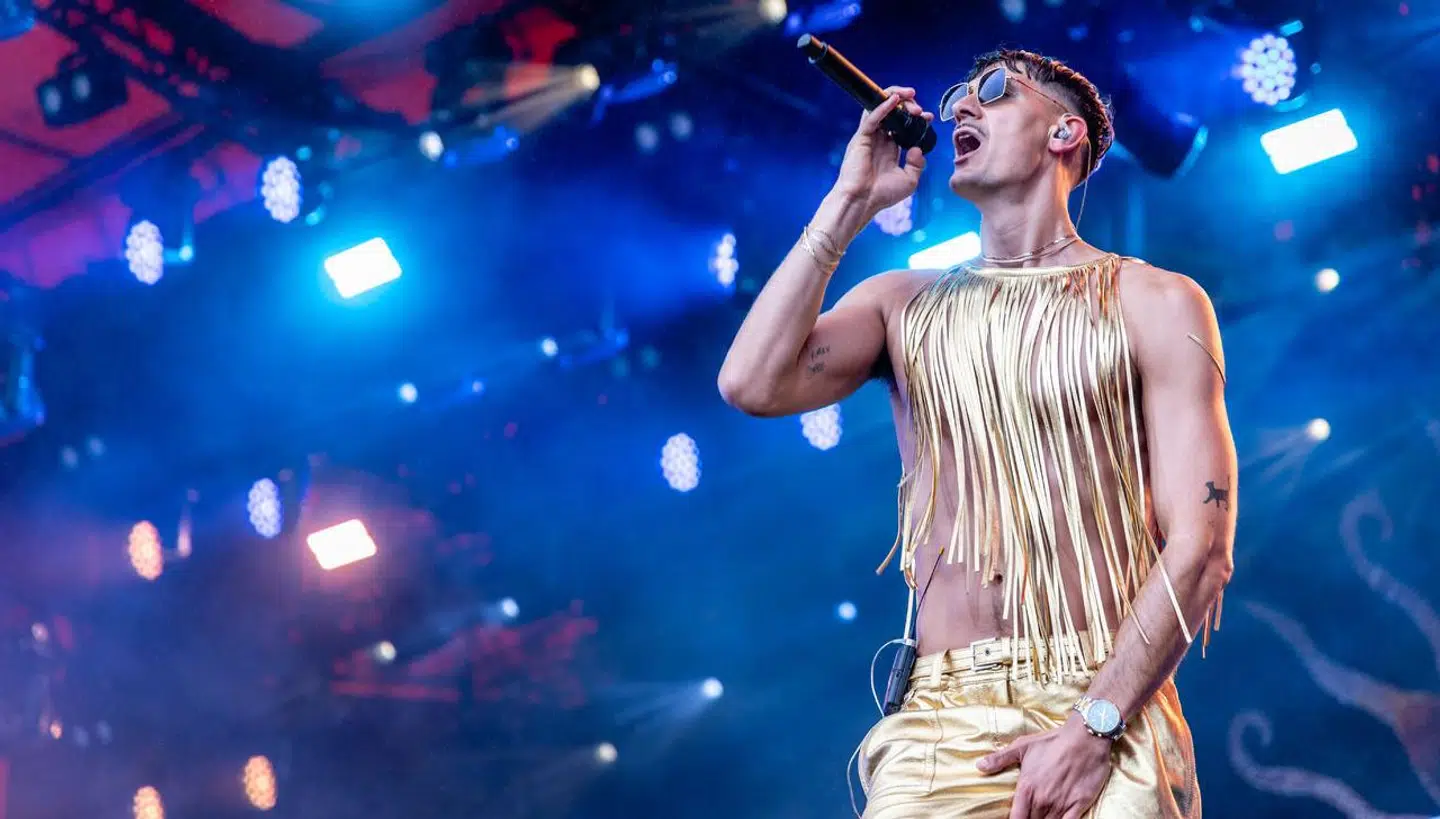 Den danske sanger Tobias Rahim i vanlig positur på Orange Scene ved årets Roskilde Festival.