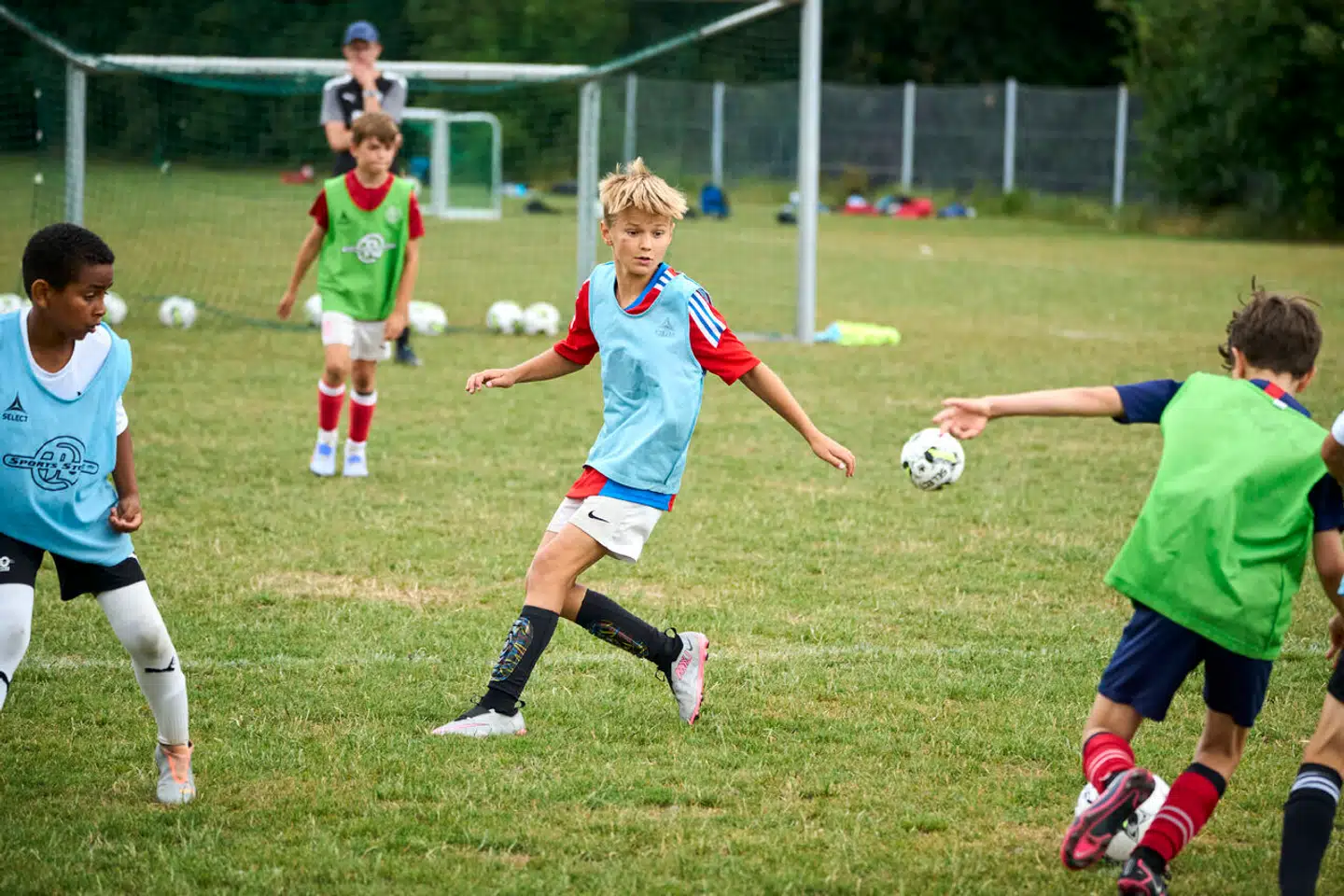 På Pro Fodboldskole i Brønshøj løber over 200 børn rundt på plænen. Det er dog langtfra dem alle, der ved, hvorfor DBU anbefaler, at de ikke skal lave hovedstød.
