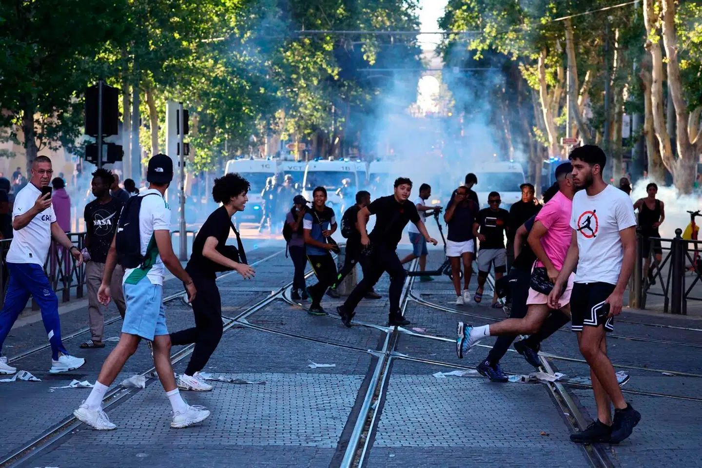 Mange af de adskillige tusinde arresterede i forbindelse med de seneste dages uroligheder i Frankrig er helt unge. Ifølge indenrigsminister Gérald Darmanin er gennemsnitsalderen blot 17 år.