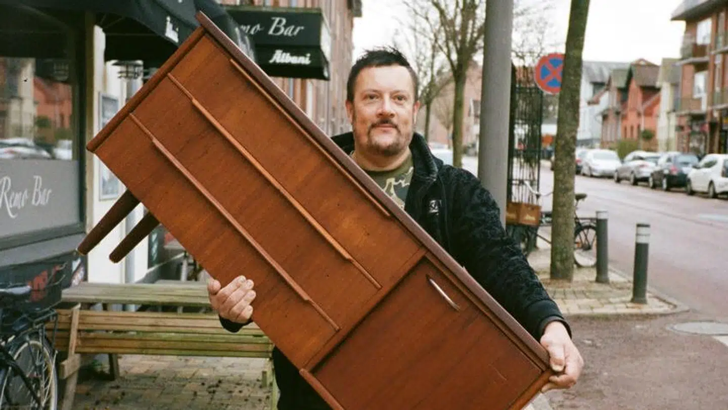 Danskeren Lars Balderskilde bor i USA. Men flere gange om året tager han turen til hjemlandet på møbeljagt.