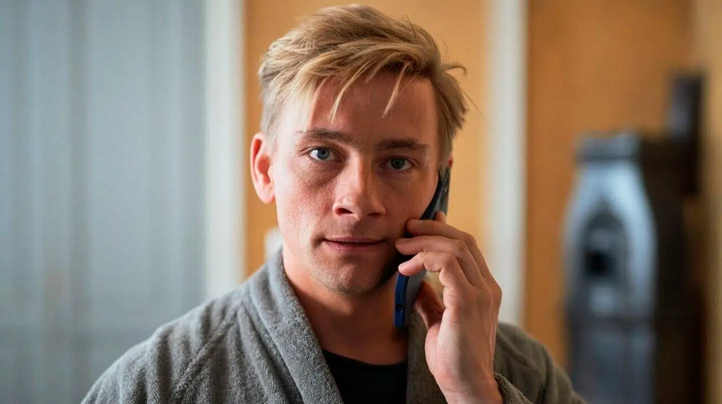 Esben Smed savner varme som manden i midten i komedieserien »Agent«.