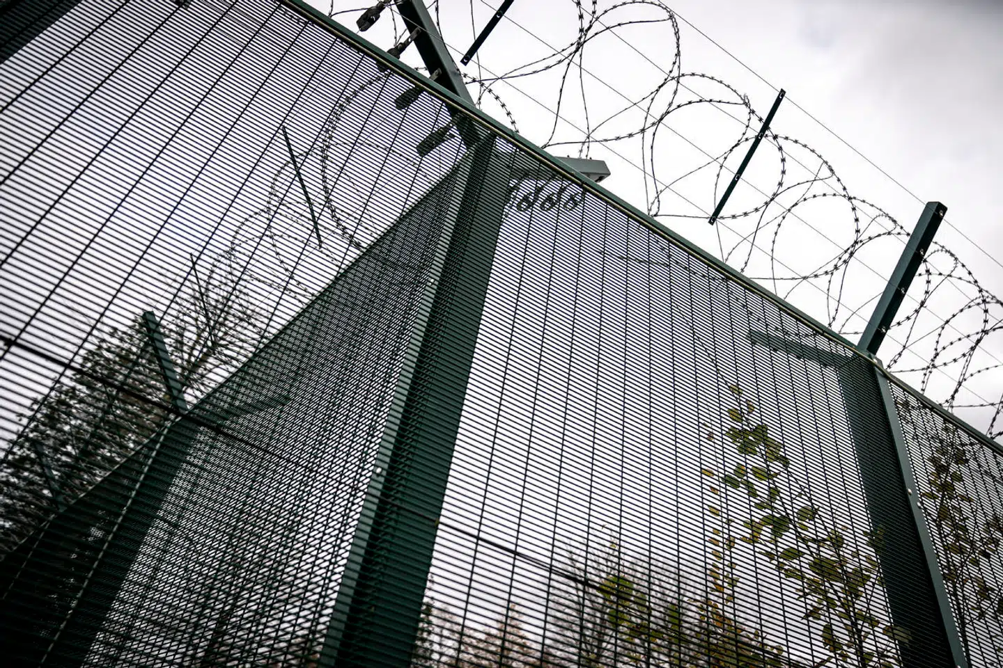 En betragtelig økonomisk gæld til samfundet »må dog immervæk være af væsentlig betydning for resocialisering, hvis vi reelt aldrig lukker de tidligere dømte ind i det almindelige samfund igen,« skriver Hans Jørgen Pedersen.