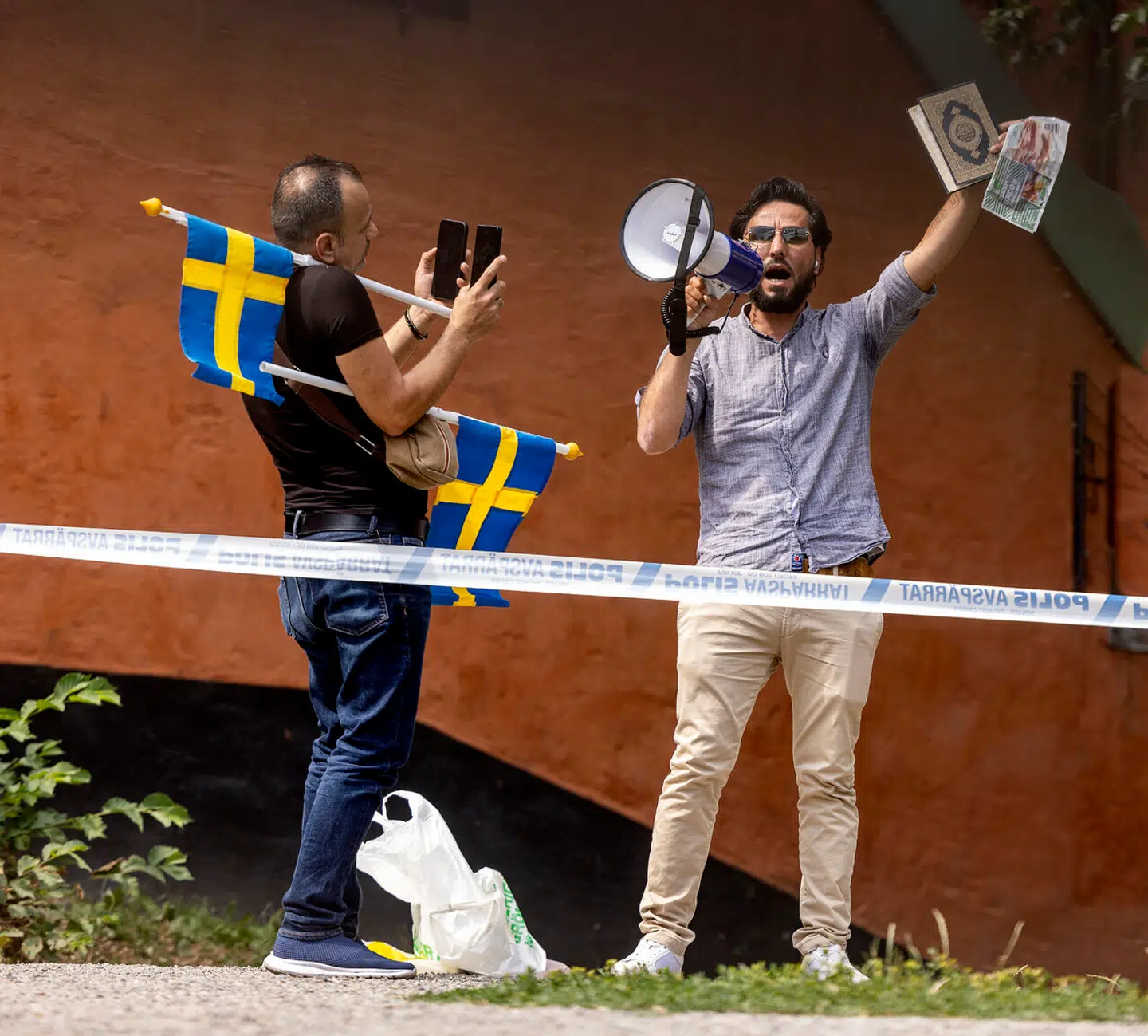 Irakiske Salwan Momika har brændt Koranen af foran en moské i Stockholm. Det har sat yderligere ild til en debat om ytringsfrihed i Sverige.