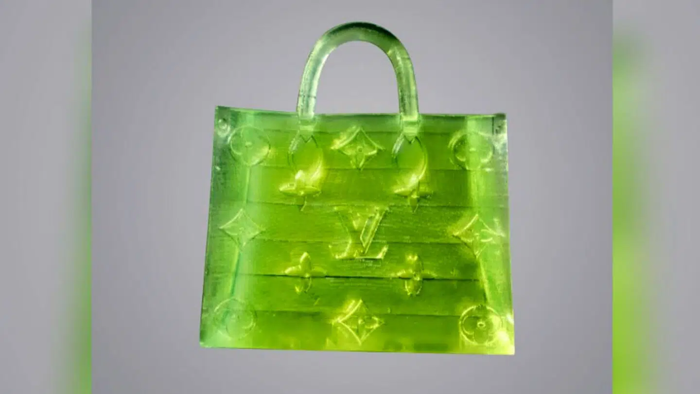 Kigger du på tasken gennem et mikroskop, kan du se det klassiske Louis Vuitton-design.