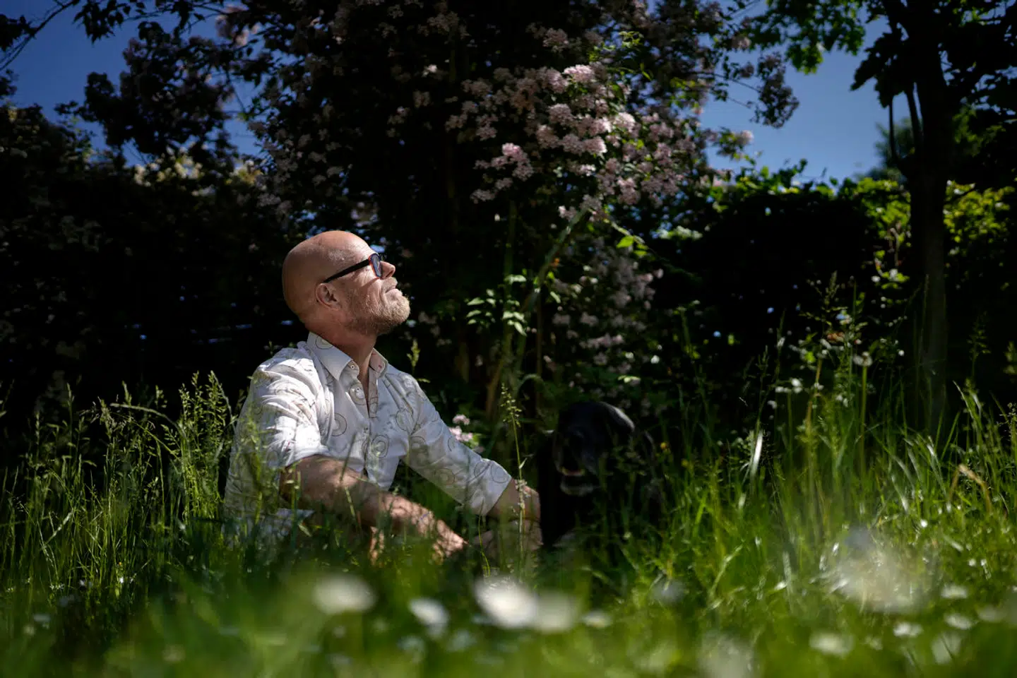 Vi er ved at bevæge os ind i en larmende verden, hvor elektronikkens støj blot vil fylde endnu mere. Det bekymrer Karsten Kjems, der arbejder som lyddesigner. For lyde påvirker os. På godt og ondt.