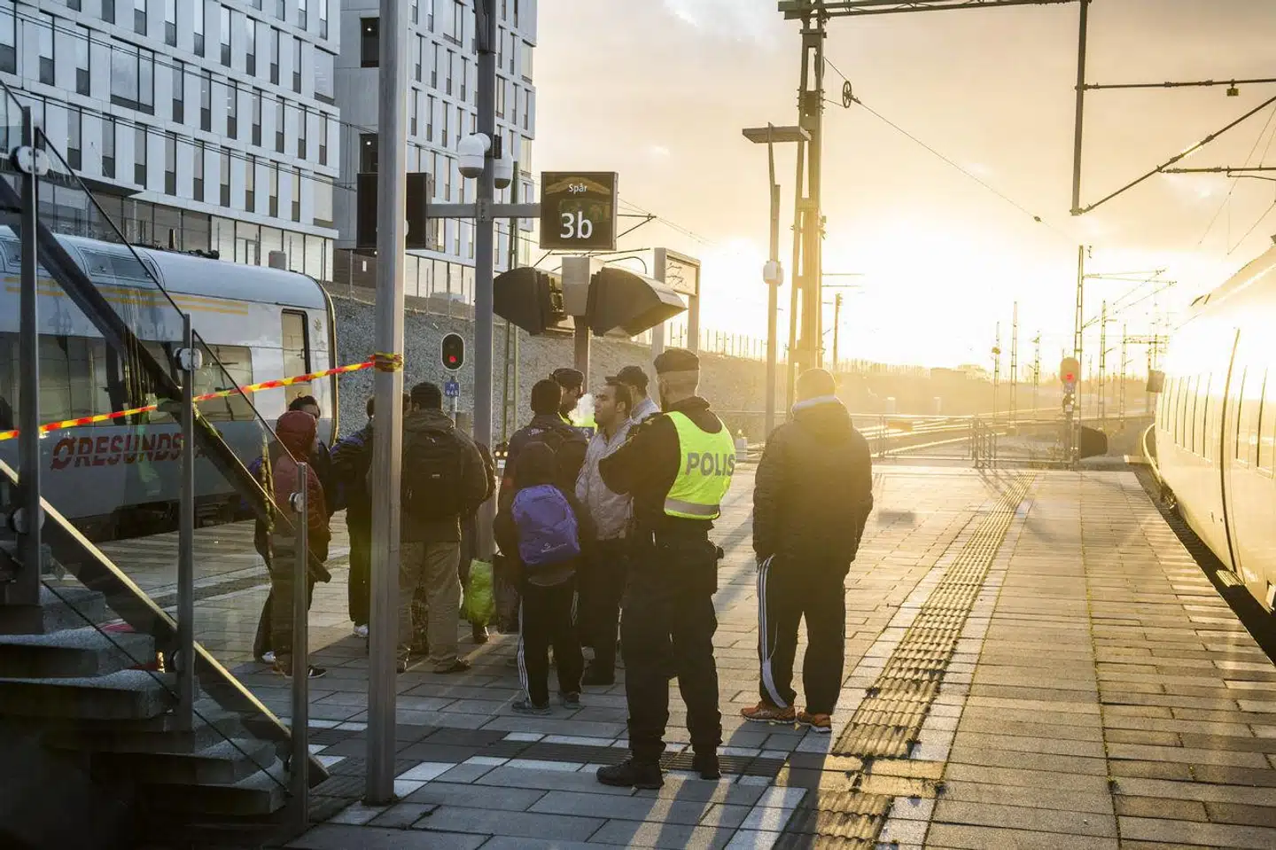 »Eftersom Sverige har meget milde straffe til mindreårige kriminelle, har banderne sat i system at bruge børn som torpedoer (lejemordere, red.),« skriver Paulina Neuding.