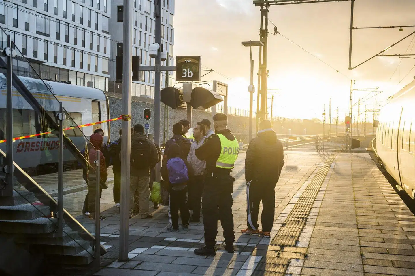 »Eftersom Sverige har meget milde straffe til mindreårige kriminelle, har banderne sat i system at bruge børn som torpedoer (lejemordere, red.),« skriver Paulina Neuding.
