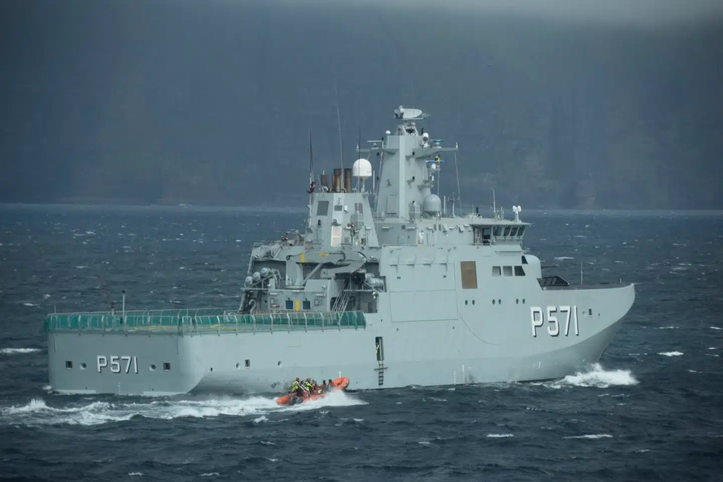 Inspektionsskibet »Ejnar Mikkelsen« med en gummibåd som den, der indgik i havariet, fotograferet ved Færøerne i juni 2019.
