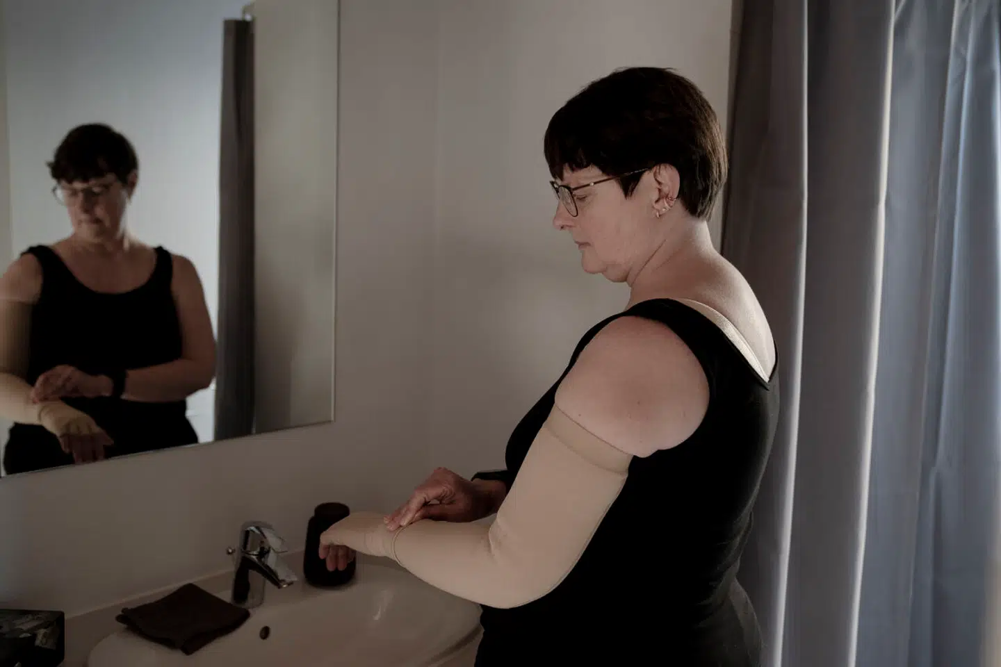 Carina Hoffmann er blandt de kvinder, der nu søger erstatning, fordi deres undersøgelser i screeningsprogrammet for brystkræft er blevet stærkt forsinket. Carina Hoffmann endte med at få bortopereret det ene bryst og sine lymfer, så hun nu må gå med kompressionsbind.