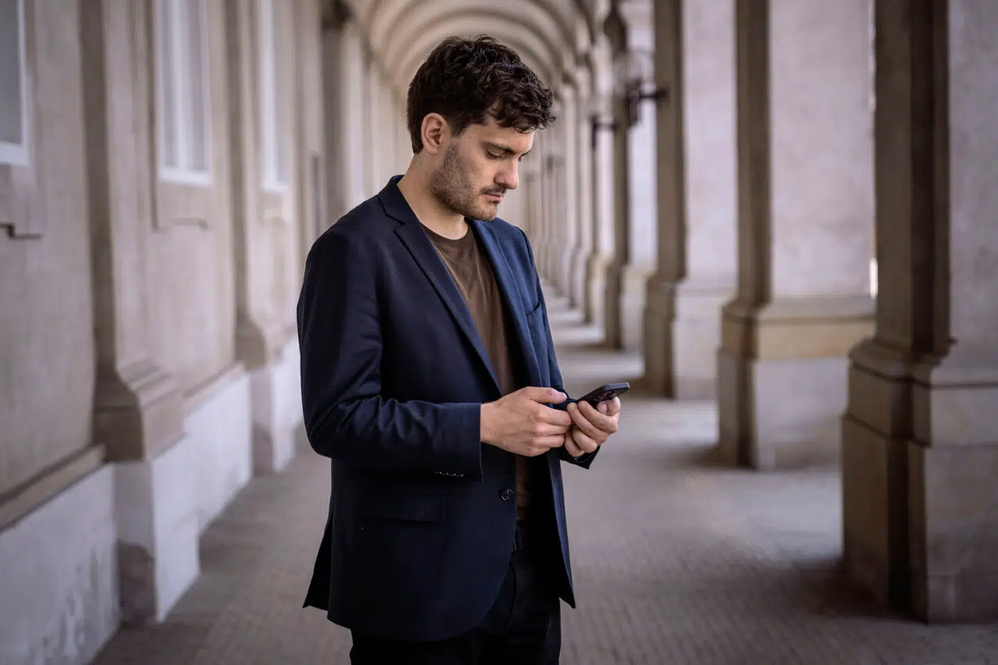 Folketingsvalget betød et væld af nye ansigter på Christiansborg. Men hvem er de nyvalgte politikere? Hvad har overrasket dem mest ved deres nye job? Og hvad kan gøre dem rasende? Det kan du blive klogere på i Berlingskes serie. I dag er det socialdemokraten Frederik Vad.