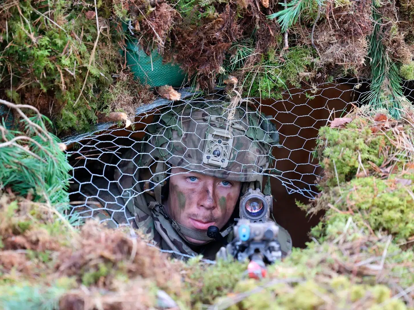 Dansk soldat sikrer fra kampstilling under brigadeøvelsen Crystal Arrow. Netop Hærens næstkommanderende er utilfreds med rammeforliget og mener ikke, at politikerne har forstået, hvor kritisk situationen i Forsvaret er.