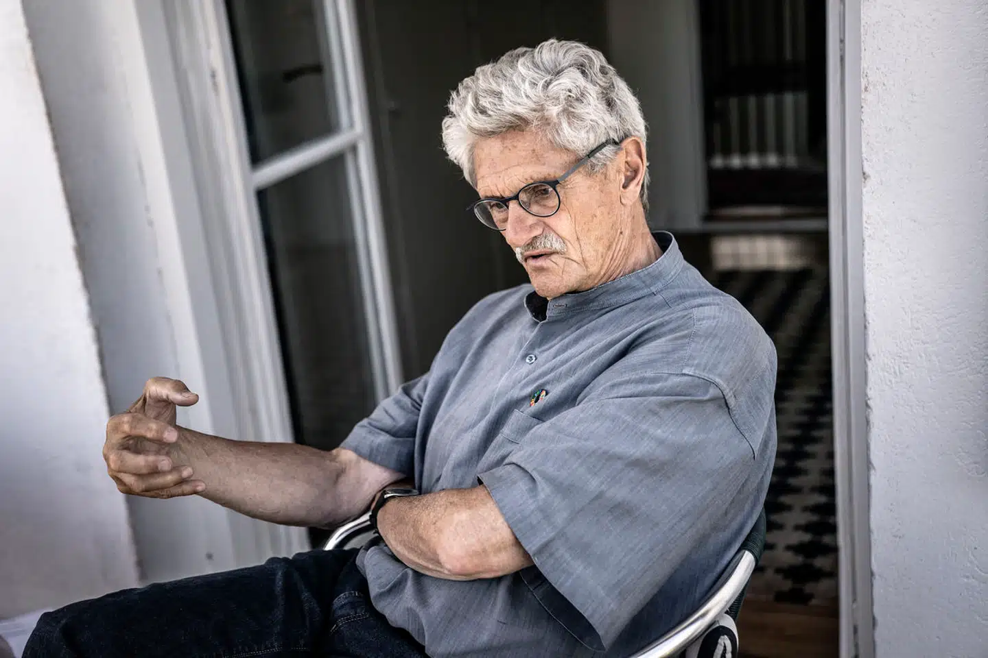 »Det tager åbenbart længere tid at træffe beslutninger i flertalsregeringen end det tog for S-mindretalsregeringen i forhandling med skiftende forligskredse i Folketinget,« skriver Mogens Lykketoft.