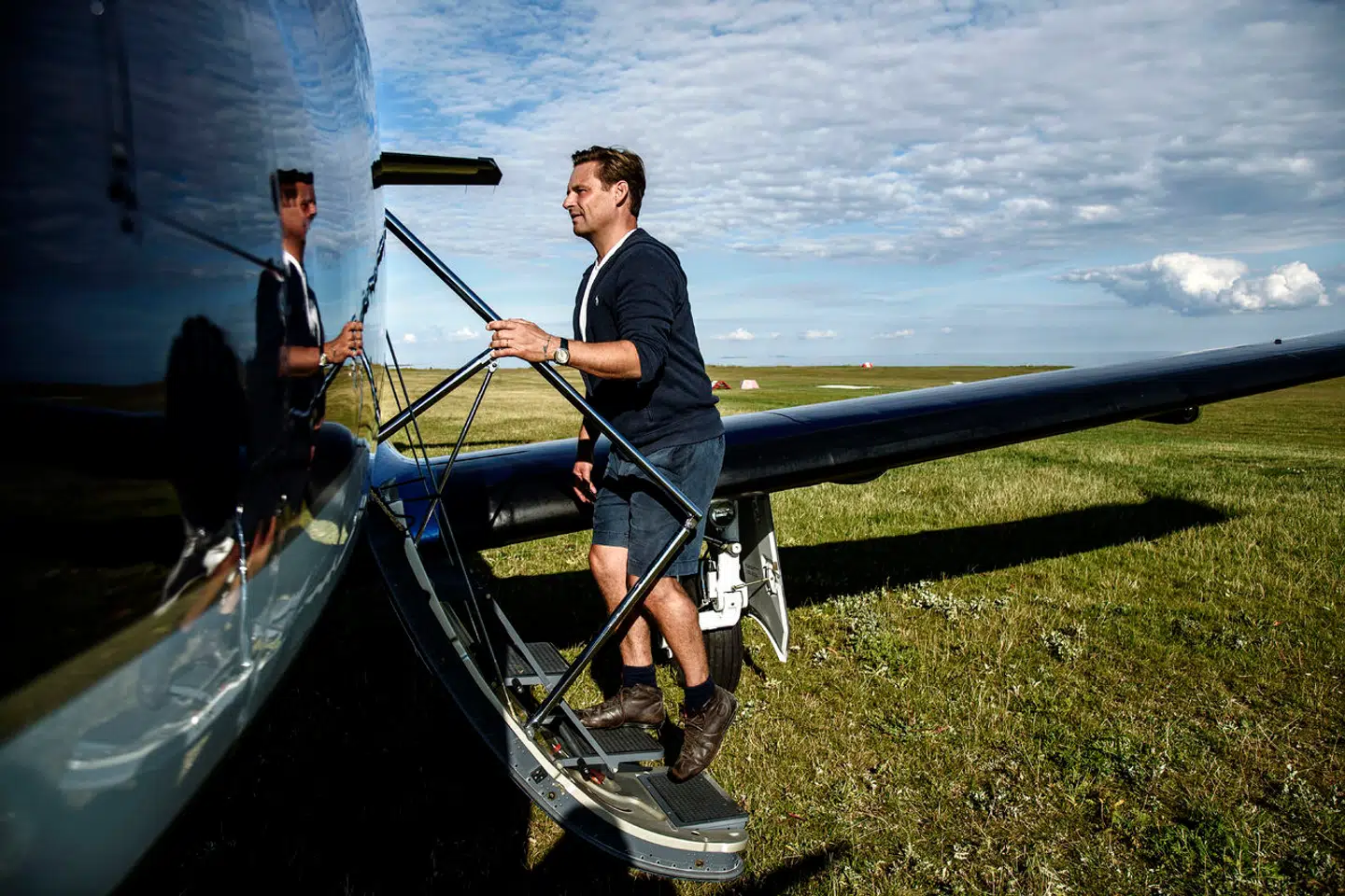 Kim Fournais flyver selv privatflyet til Vejrø.