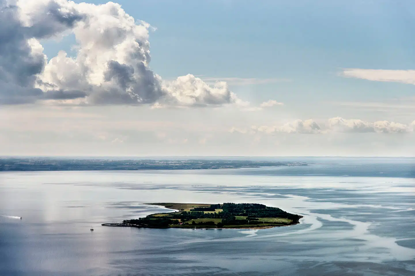 Vejrø ligger ni kilometer nord for Lolland og er med sit areal på 1,5 kvadratkilometer en af Danmarks mindste øer.