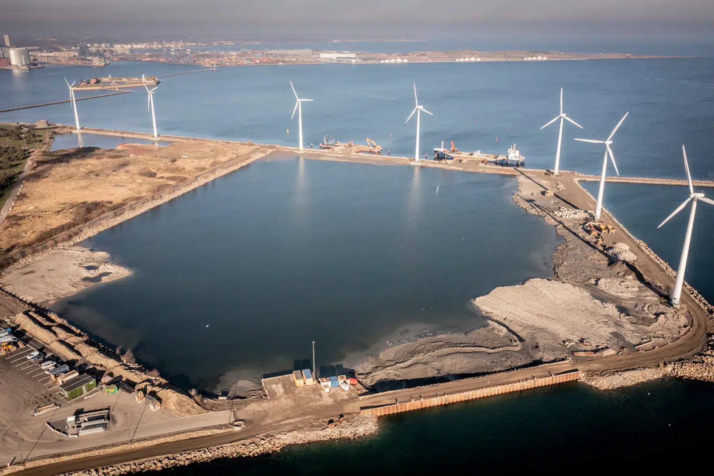 Fase et eller første del af byggeriet af Lynetteholm i Københavns havn er nu i gang. Men selskabet bag, By og Havn, vil ikke finde sig i at blive kaldt hverken korrupte eller magtfordrejende, og hiver nu fagbladet Ingeniøren i retten.