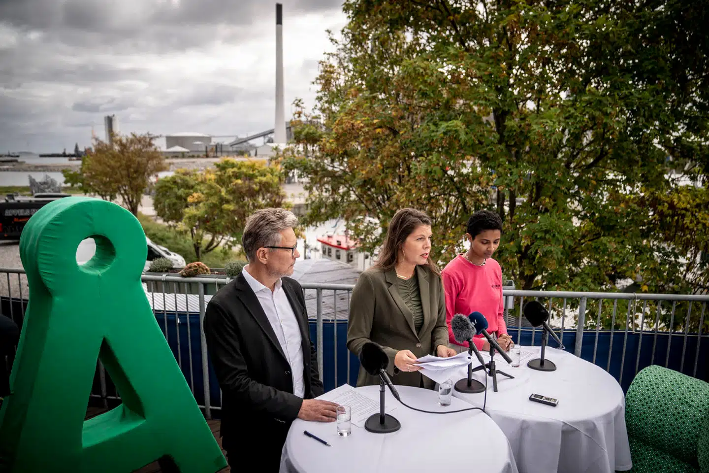 Jyllands-Posten har fundet ud af, at der er opstået en konflikt i Alternativet, efter at nogen opdagede en liter komælk i partiets telt under Folkemødet.