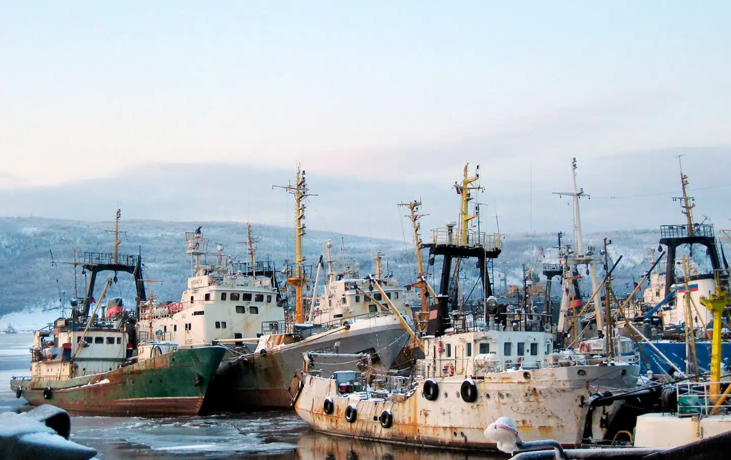 En flåde med russiske fisketrawlere gør klar til at stævne ud fra havnebyen Murmansk tæt på grænsen til Norge. To af Danmarks største fiskeselskaber køber fortsat fisk, som er fanget i russisk farvand. Arkivfoto: Dario Thuburn/AFP/Ritzau Scanpix