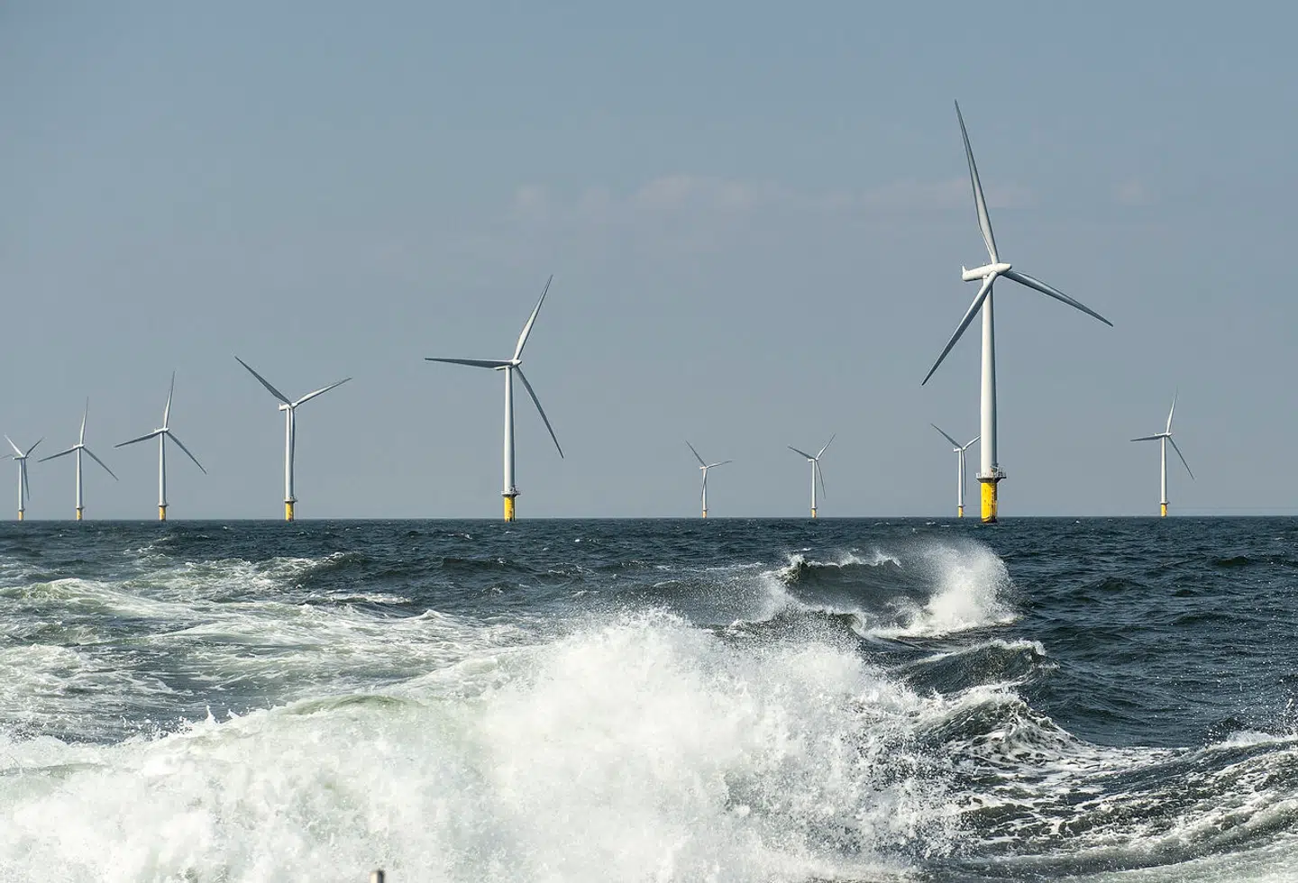 Ideen med energiøer stammer fra en politisk klimaaftale. Energiøer er et knudepunkt for opsamling og distribution af den strøm, der leveres fra havvindmøller.