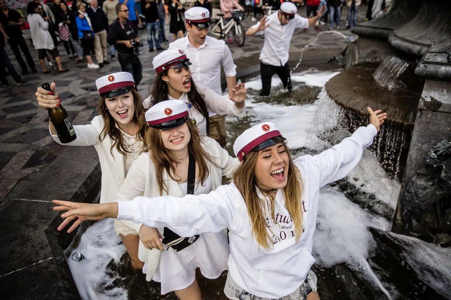 »Formålet med skolen for de unge er nu hovedsageligt, hvordan man mest effektivt opnår de bedste resultater. Dette betyder naturligvis, at der udelukkende arbejdes med lektier, der har en direkte sammenhæng med eksamen, eller at skriftlige opgaver kun har til formål at fremvise faglighed for karakterens skyld,« skriver Jesper Hasager Jensen.