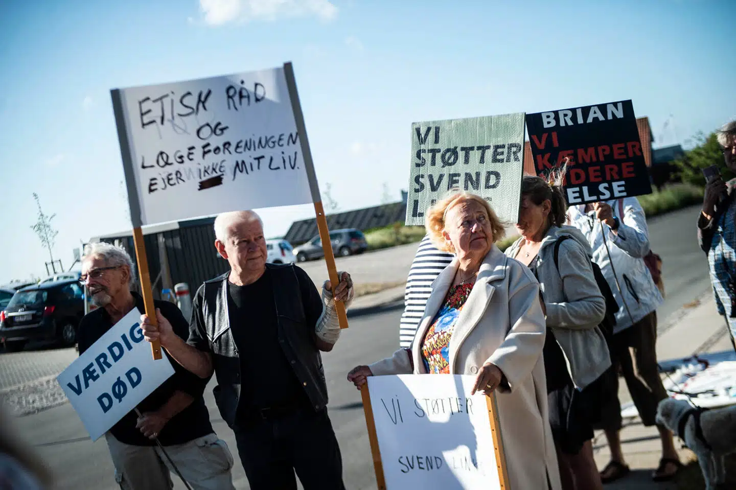 Flere demonstranter var onsdag mødt op ved Retten i Svendborg for at vise støtte til tidligere læge Svend Lings, der er tiltalt for at medvirke til to personers selvmord.
