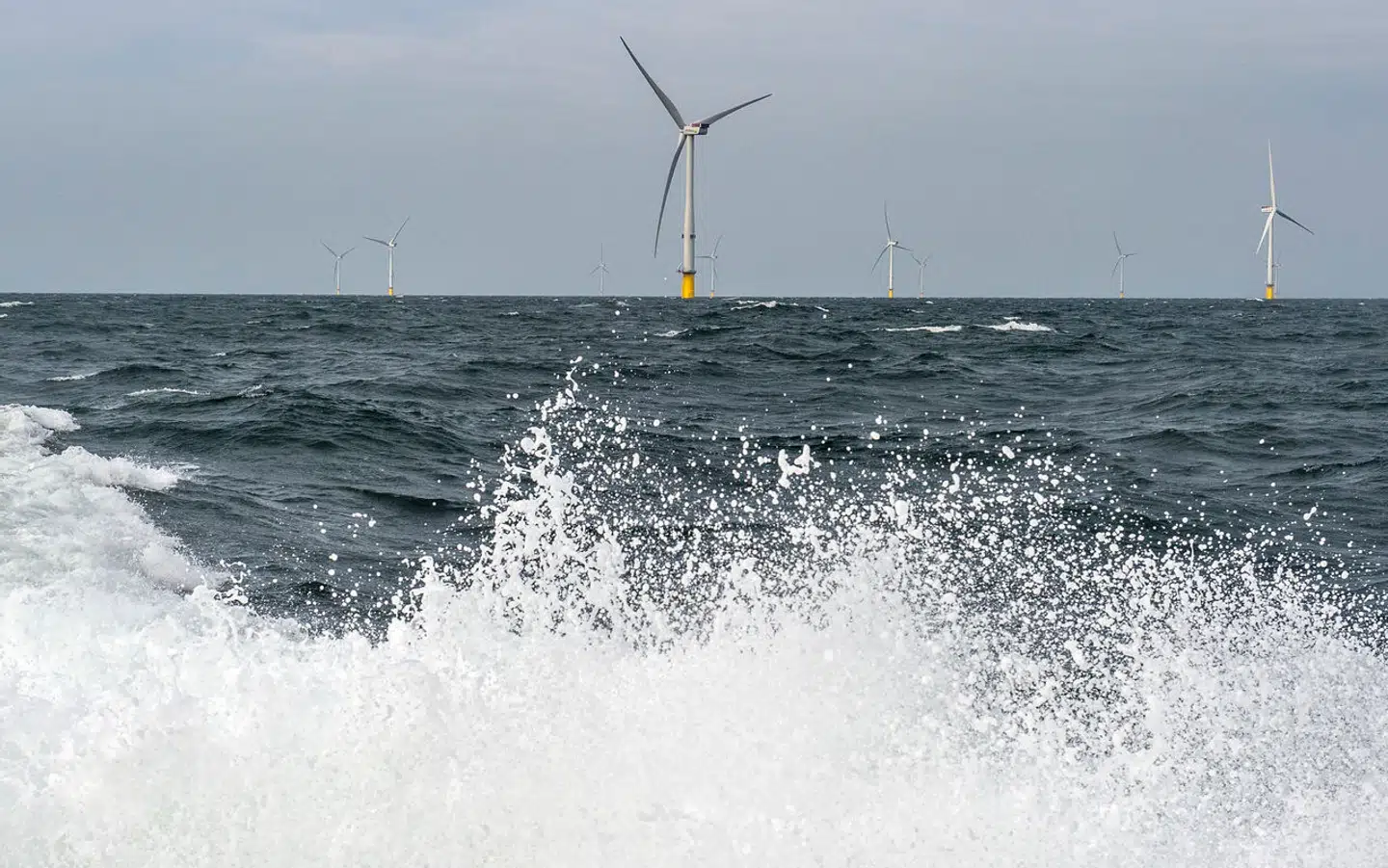 Arkivfoto: Der er bølgegang om projektet for energiøen i Nordsøen. Energiøen skal samle den strøm, som havvindmøller langt fra land producerer og forbinde det med elnettet på land. Men økonomien i projektet ser ud til at kræve over 50 milliarder kroner i støtte. Det er for meget, mener klimaminister Lars Aagaard (M), der nu vil bruge yderligere et halvt år på at undersøge, om det kan gøres billigere.