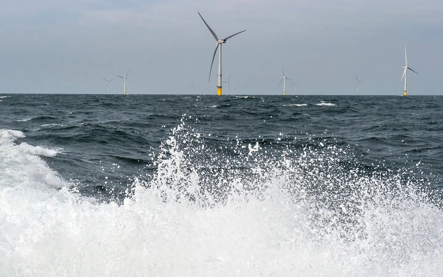 Arkivfoto: Der er bølgegang om projektet for energiøen i Nordsøen. Energiøen skal samle den strøm, som havvindmøller langt fra land producerer og forbinde det med elnettet på land. Men økonomien i projektet ser ud til at kræve over 50 milliarder kroner i støtte. Det er for meget, mener klimaminister Lars Aagaard (M), der nu vil bruge yderligere et halvt år på at undersøge, om det kan gøres billigere.