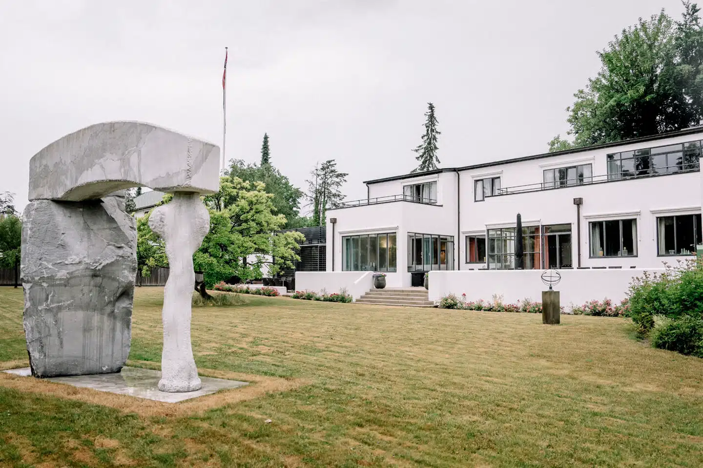 Den norske ambassadørs residens i Hellerup er tegnet af arkitekten Hans Hansen (1899-1958), der var en af sin tids fremtrædende arkitekter. Han står blandt andet bag KB Hallen og 4. Maj Kollegiet på Frederiksberg samt Tivolis Koncertsal (sammen med Frits Schlegel).