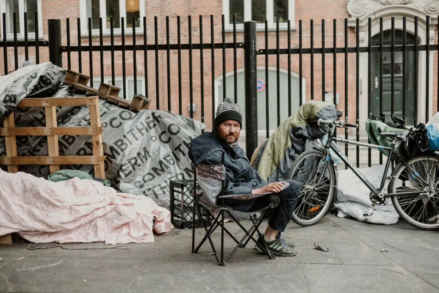 På Maria Kirkeplads har flere hjemløse bygget en lejr, som de bor i. En af dem er Alexandru Janu på billedet. Politikerne, politi, naboer og kirke diskuterer, hvem der skal tage ansvar for de problemer, som Vesterbros borgere oplever med udenlandske hjemløse som Alexandru.