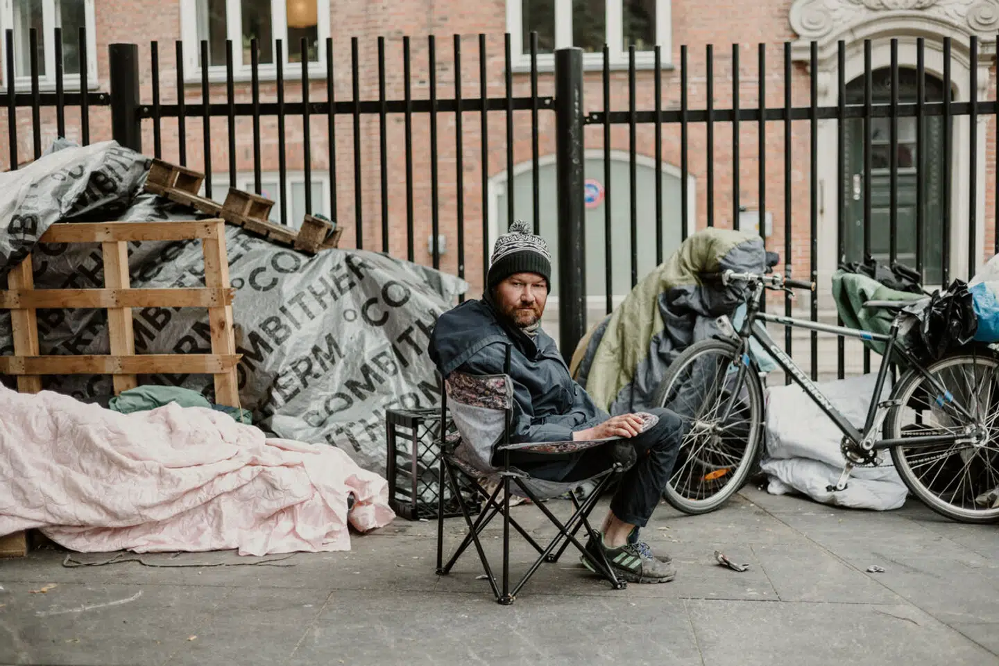 På Maria Kirkeplads har flere hjemløse bygget en lejr, som de bor i. En af dem er Alexandru Janu på billedet. Politikerne, politi, naboer og kirke diskuterer, hvem der skal tage ansvar for de problemer, som Vesterbros borgere oplever med udenlandske hjemløse som Alexandru.