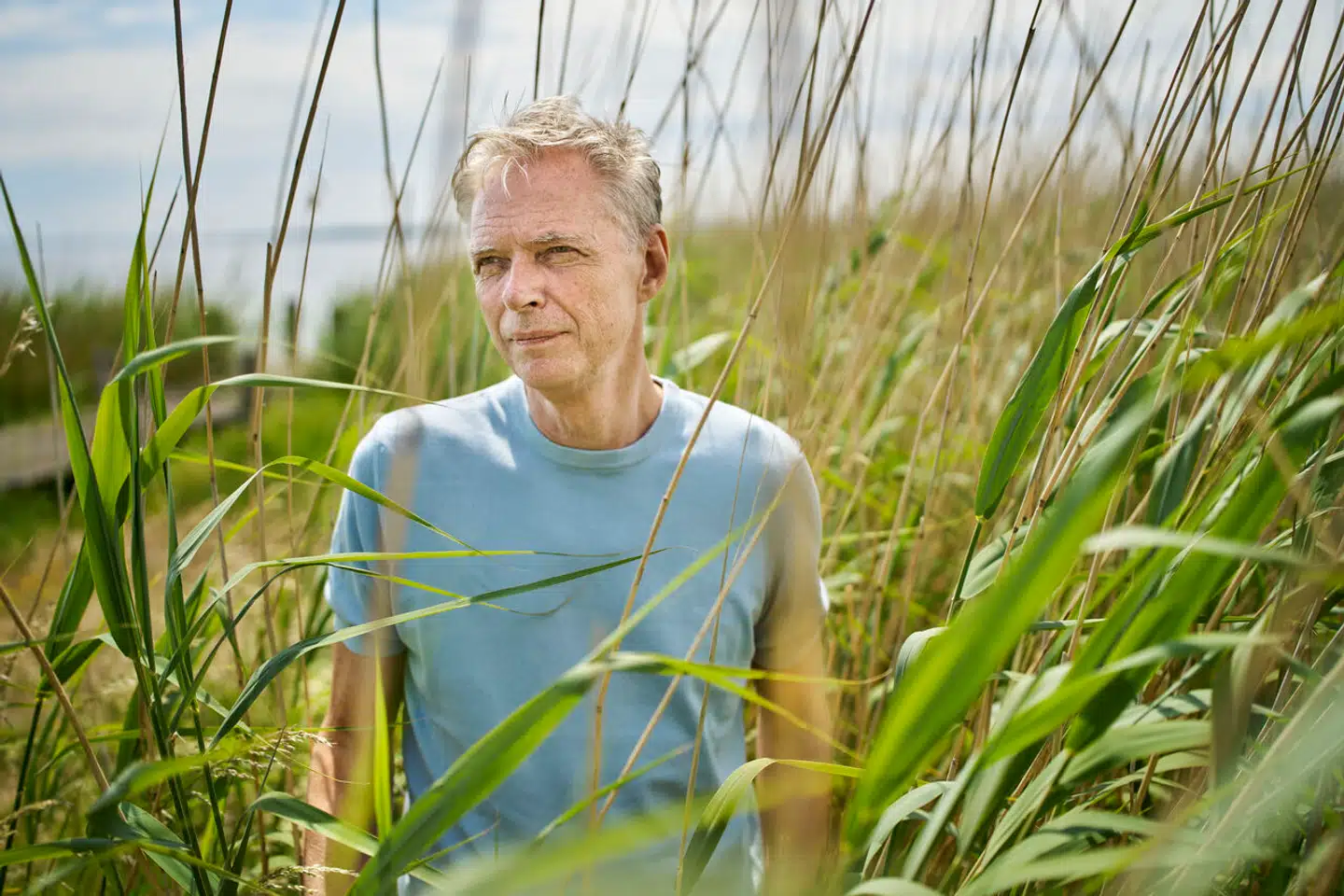 Klaus Riskær Pedersen foran landstedet ved Stavreby i nærheden af Jungshoved i Sydsjælland. Herfra arbejder han med surdej i Argentina, cannabis-te og pønser på et blockchain-projekt.