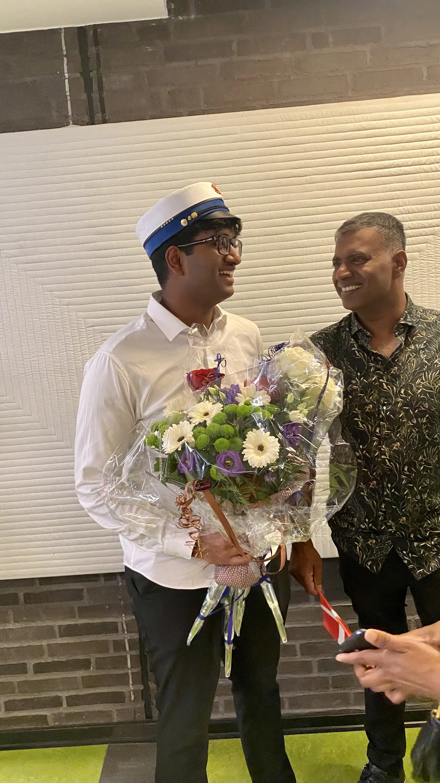 Hele familien var samlet, da Oliver fik sin hue på.