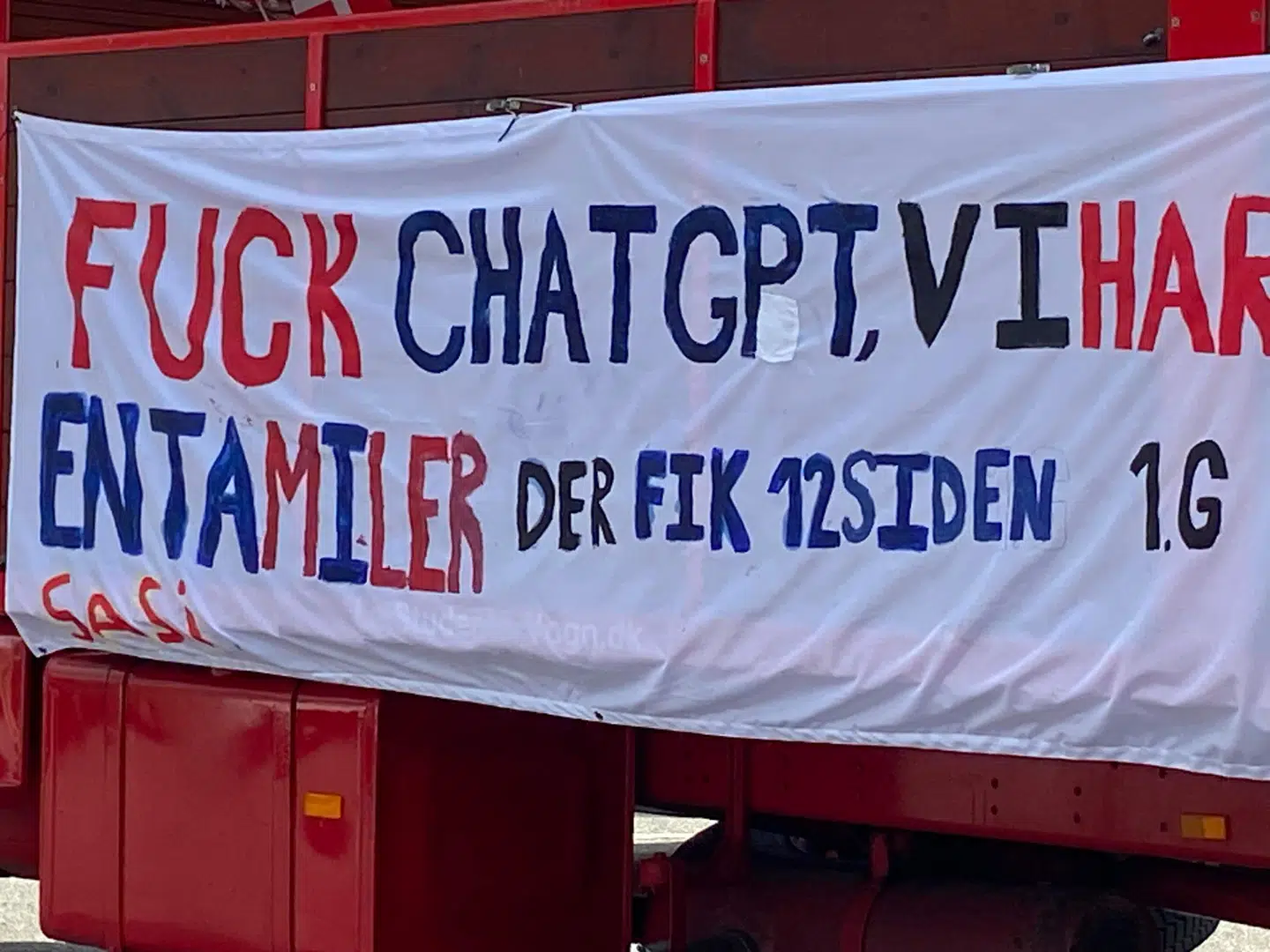 Olivers klassekammerater er også stolte af ham. Her et billede af deres studentervogn.