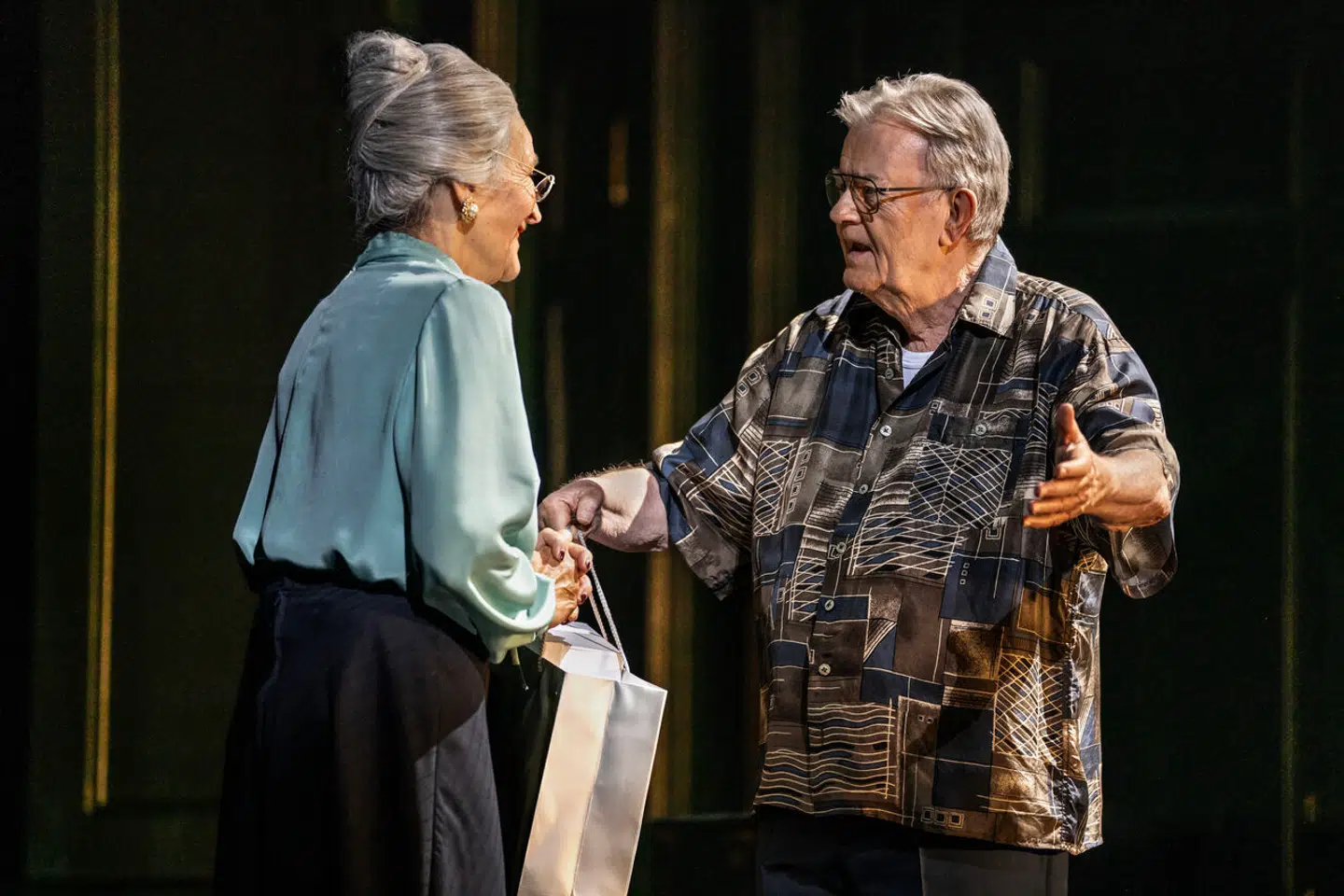 Chérie, jeg er hjemme: Prins Henrik (Peter Schrøder) vender hjem til dronning Margrethe (Ulla Henningsen) efter at have været forsvundet fra radaren.