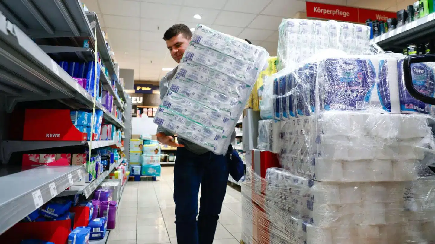 Minutter efter at de første coronanedlukninger blev meldt ud, strømmede folk til butikkerne for at hamstre blandt andet toiletpapir ved udsigten til at skulle tilbringe masser af tid derhjemme. Det har haft en uventet bivirkning, viser en analyse.