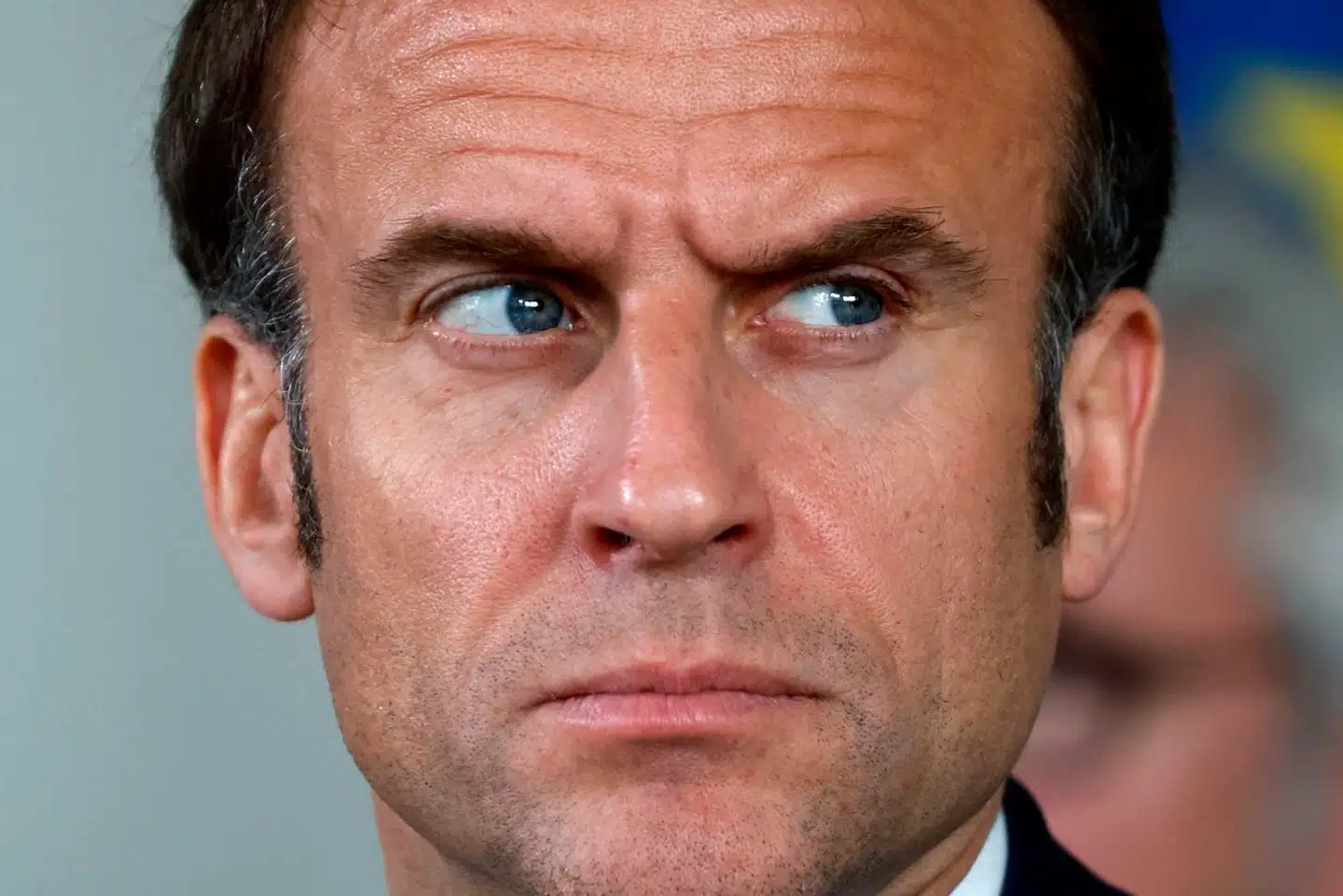 Emmanuel Macron er berømt for sin tendens til at være arrogant. Nu går han den anden vej.