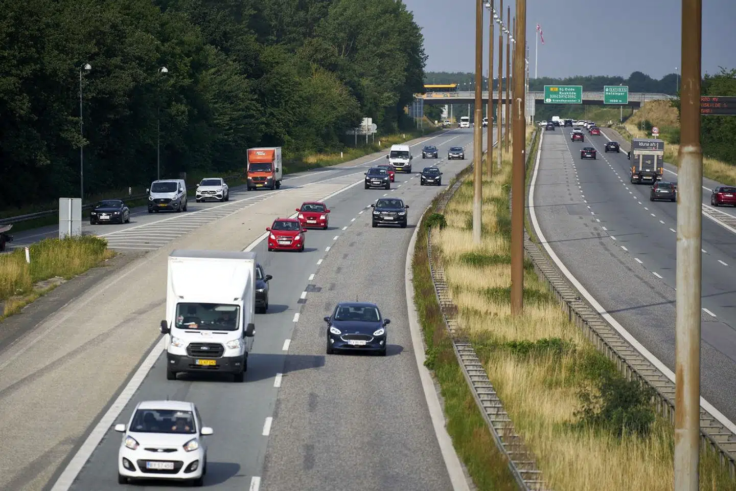 »Ved at pakke Amagermotorvejen ind i en solcellebeklædt overdækning kan støjgenerne fjernes og medføre et markant løft af livskvaliteten og sundheden for tusindvis af hovedstadsborgere,« skriver Anders Wolf Andresen og Henrik Rasmussen. Her ses Holbækmotorvejen i Hvidovre.