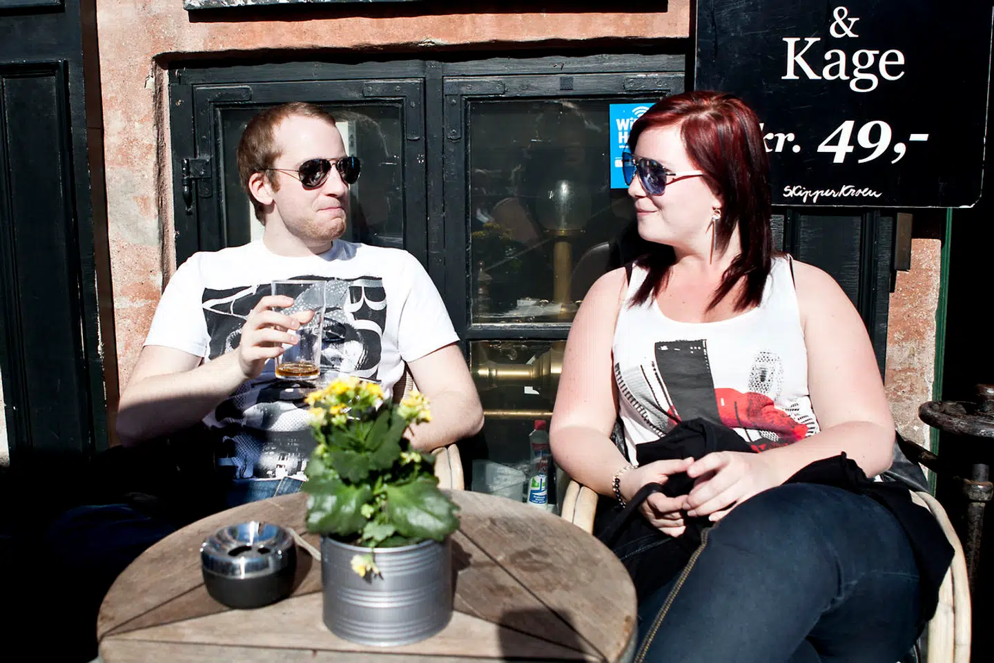 »Man kunne starte med at lave en midlertidig forsøgsordning, hvor restauranterne får lov til at benytte nogle af de sløjfede parkeringspladser til udvidet udeservering. Det var en mulighed under coronanedlukningerne, som viste sig at være en stor succes,« skriver Jeppe Møller-Herskind.