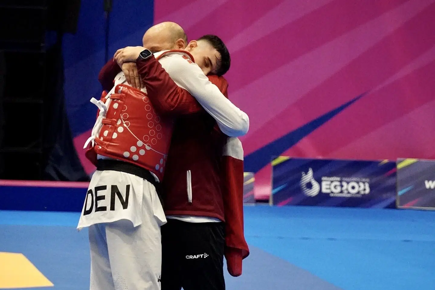 Edi Hrnic krammer sin træner efter sejren over Richard Ordemann Danmarks Idrætsforbund/Free