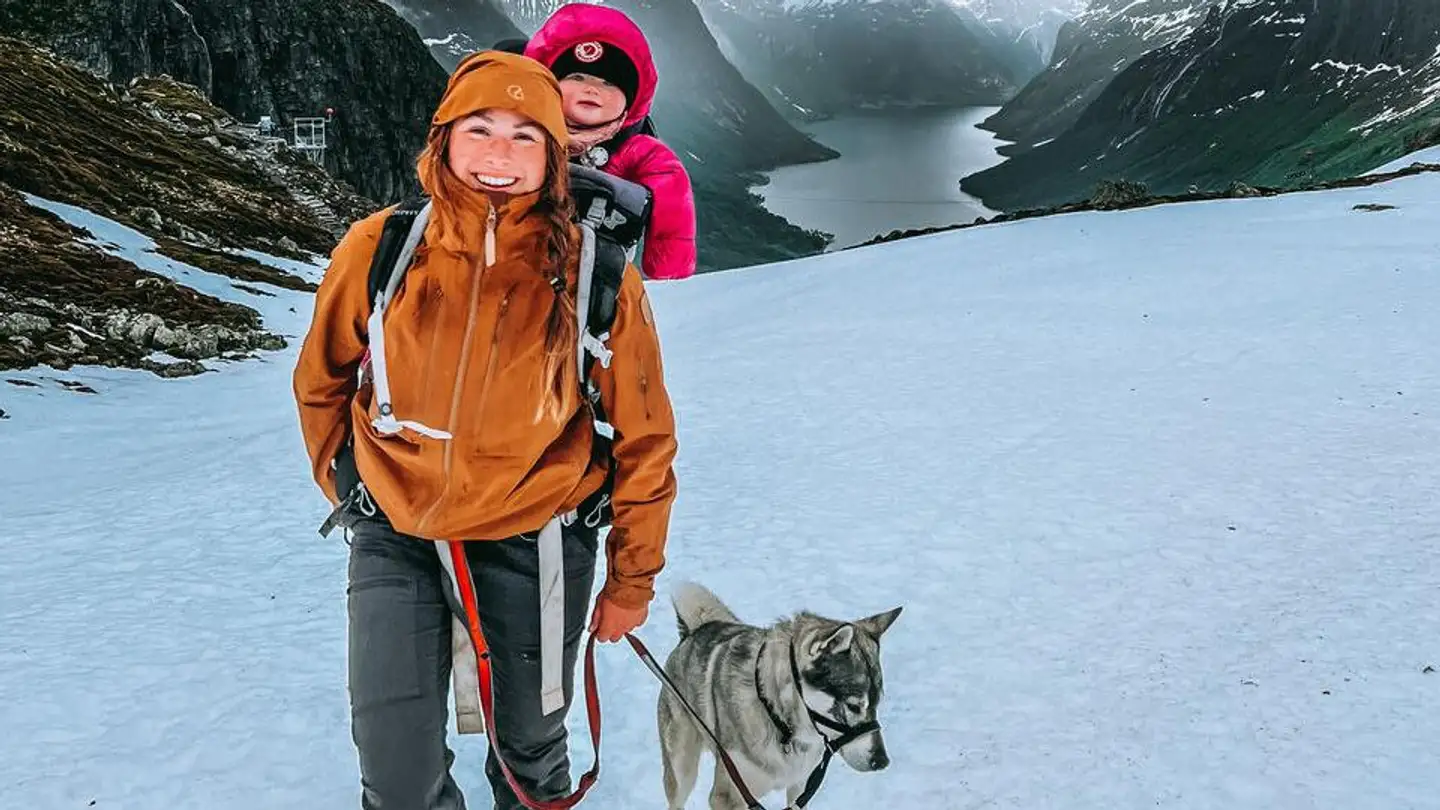 Undervejs skete det, at Caroline Schack fortrød sin beslutning om at vandre alene i otte uger i Norges fjelde med datteren Nora og hunden Sako.