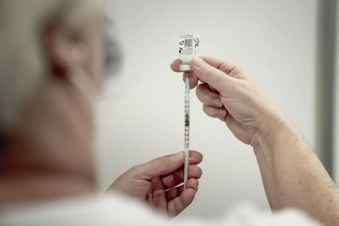 »Senest har en række nyere studier vist, at den bredere befolkning og relevante faggrupper heller ikke deltager i heppekoret for eksperimenter, der skal undersøge 'hvad virker',« skriver Asmus Leth Olsen.