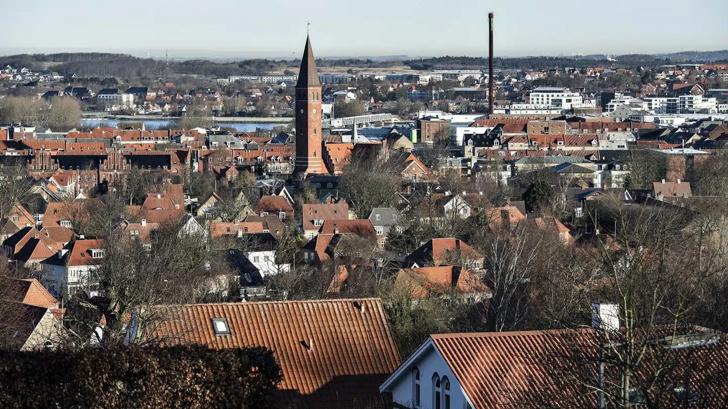 Efter et langt tilløb nærmer nye vurderinger og boligskatter sig de flere end 1,3 millioner danske ejerboliger.